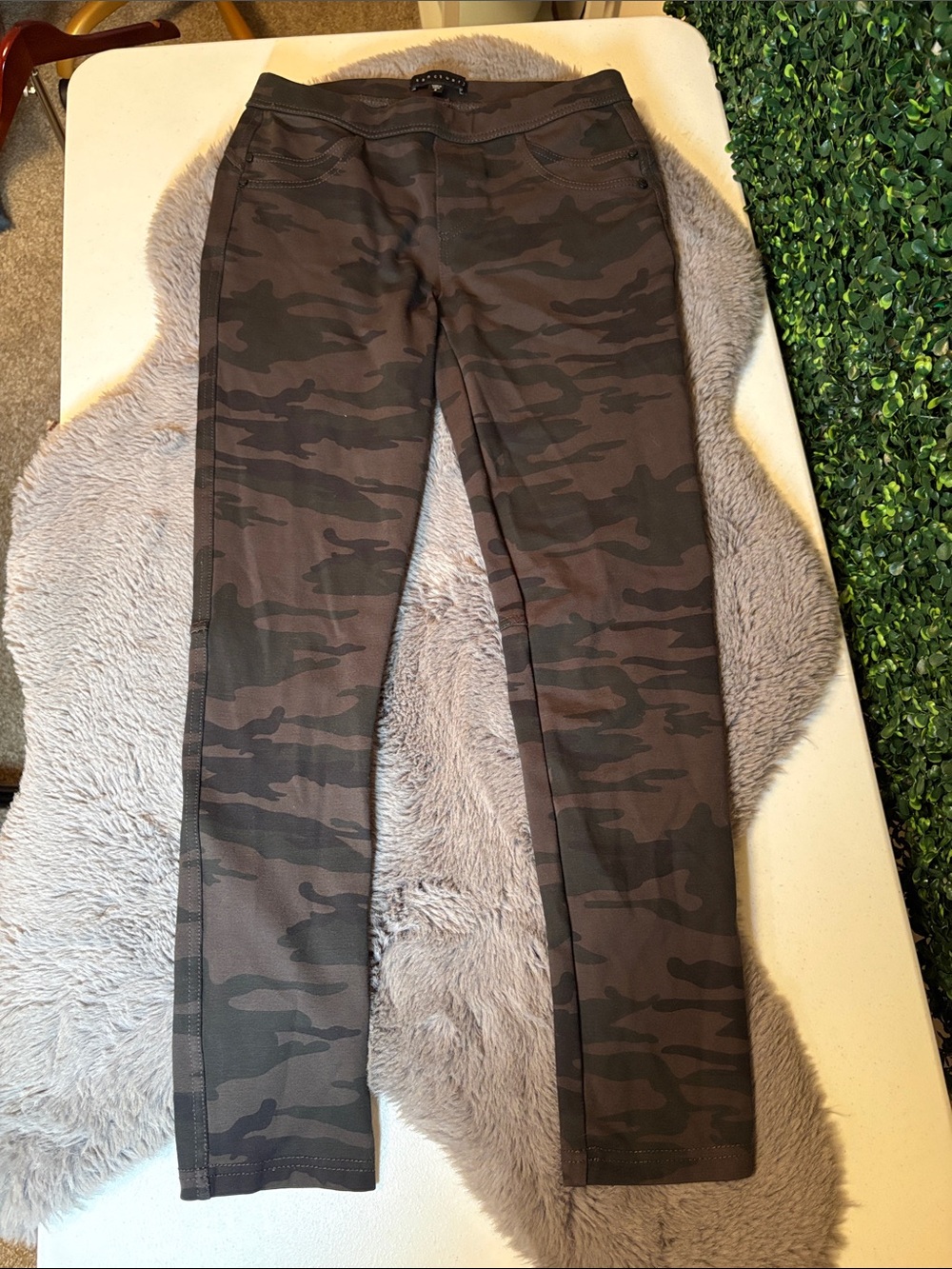 Sanctuary Camo Skinny Pants in Olive & Dark Green Size Small - Picture 6 of 6